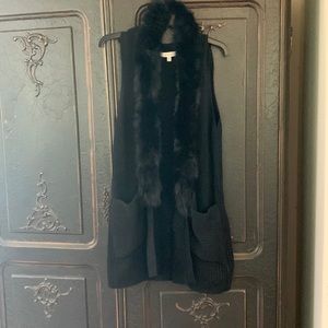 Mink collar that detaches, sweater vest.